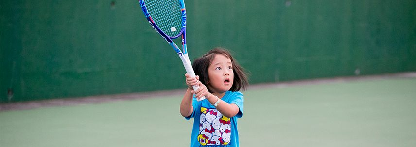 ラケットを振るキッズクラスの子ども